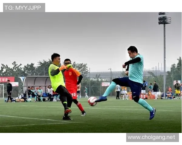 足球明星佩戴发巾的时尚风采与场上表现的完美结合