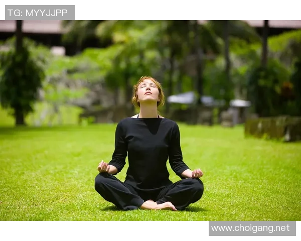 足球明星静心打坐高清照片展现内心平静与专注之美